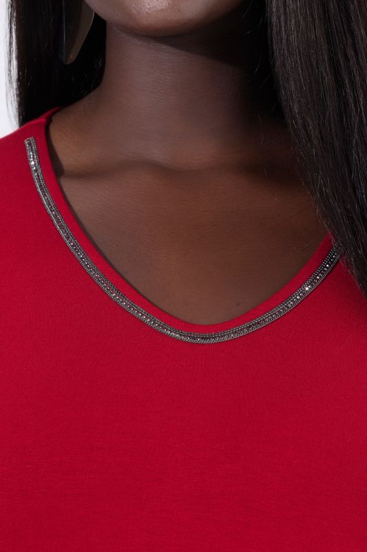 Тениска с камъчета на деколтето