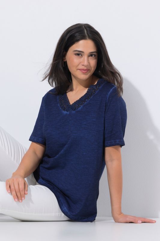 Тениска с дантелен акцент