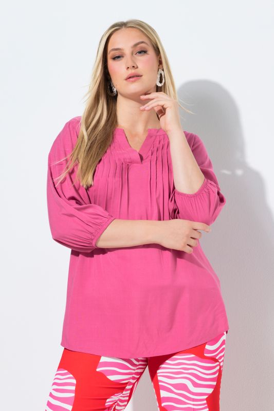 Блуза с плисиран акцент