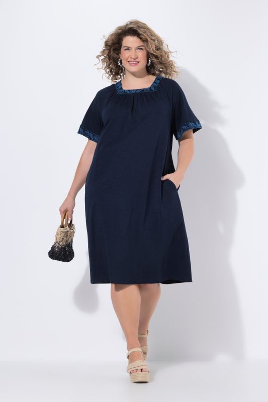 Рокля с морски акценти