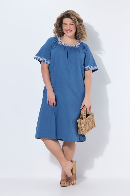 Рокля с морски акценти