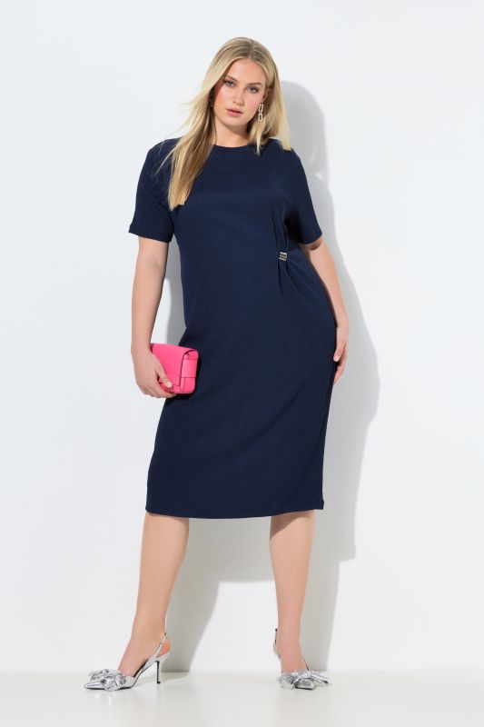 Рокля с кръгов детайл