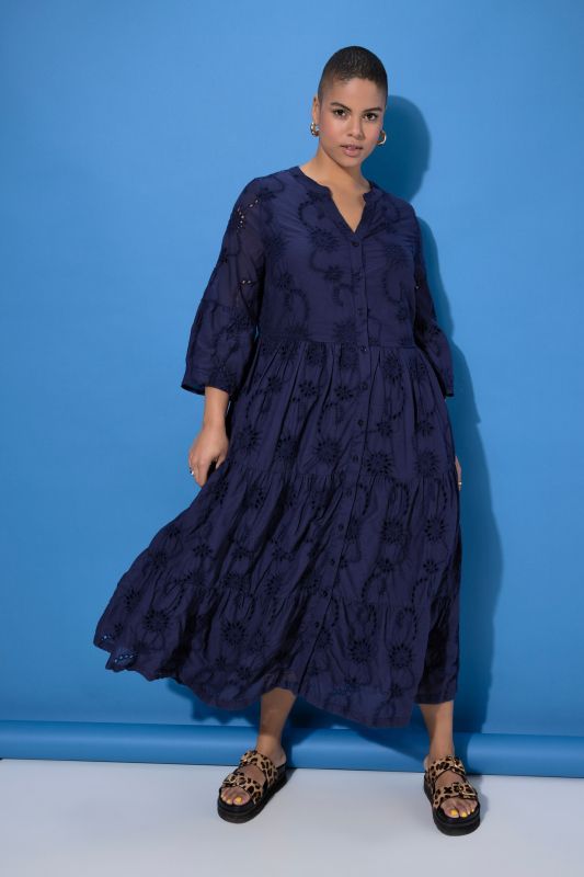 Рокля с бродирани акценти