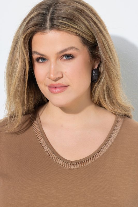 Тениска с V - образно деколте