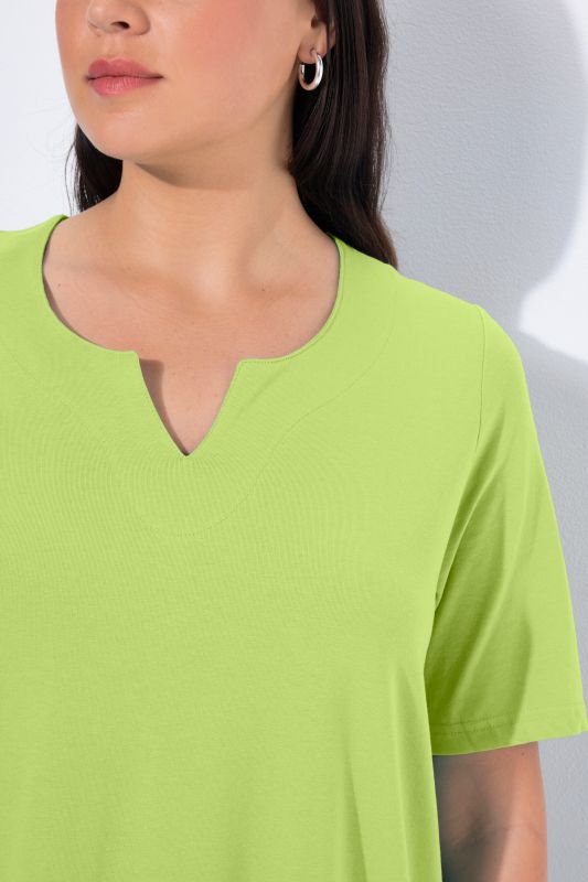 Тениска с модерно деколте