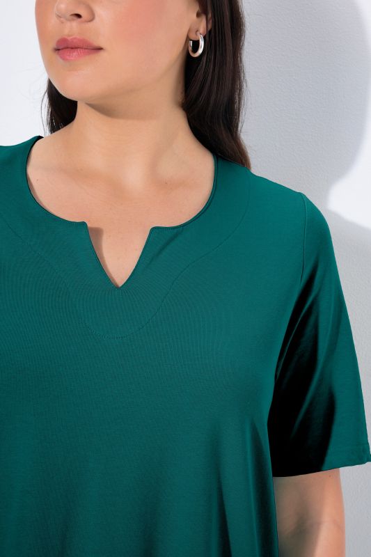 Тениска с модерно деколте