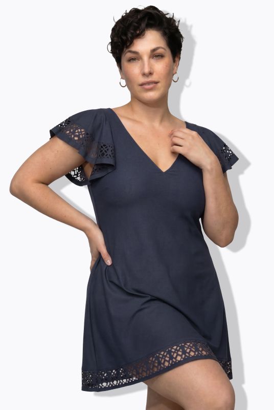 Рокля за плуване с лазерно изрязани акценти