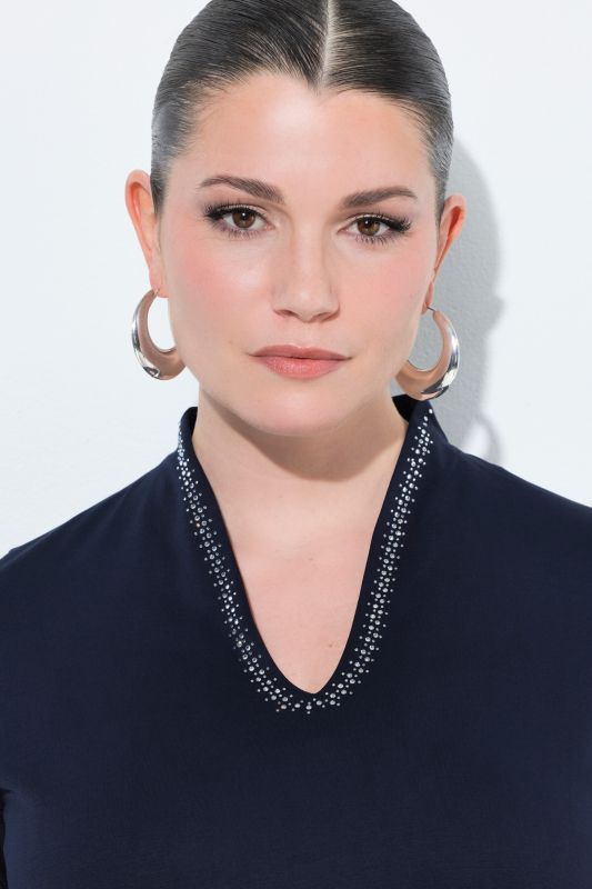 Тениска с декоративни камъчета