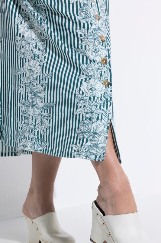 Рокля с флорален принт с копчета