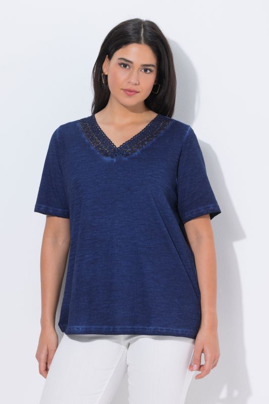 Тениска с дантелен акцент