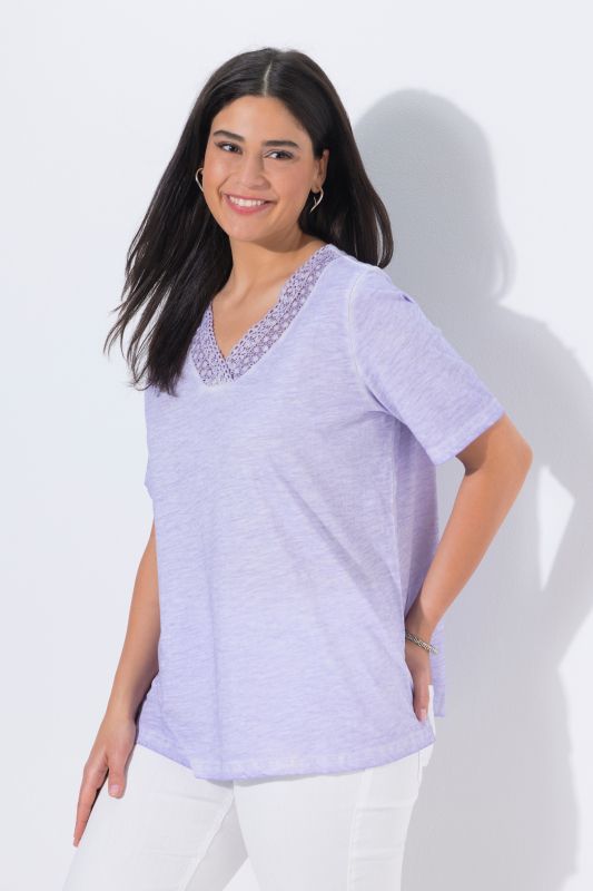 Тениска с дантелен акцент