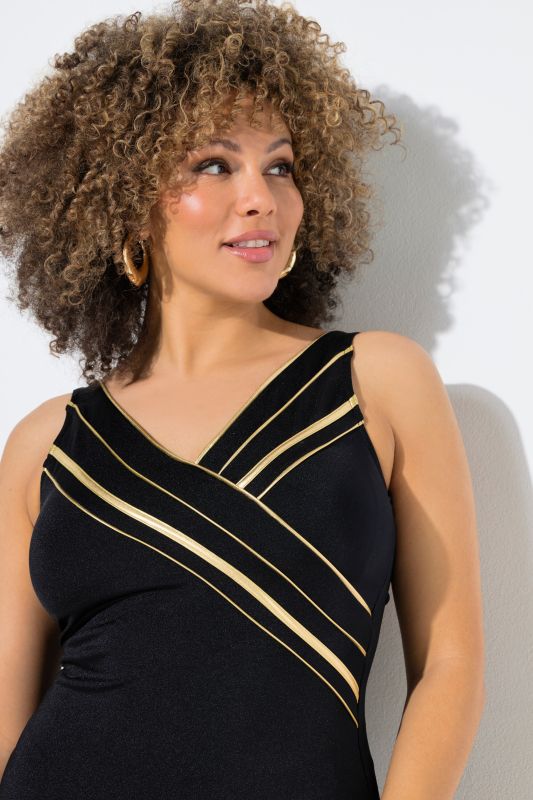 Бански със златни кантове на деколтето