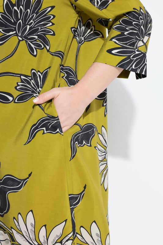 Рокля с акцент на цветя