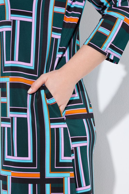 Рокля с цветен геометричен принт
