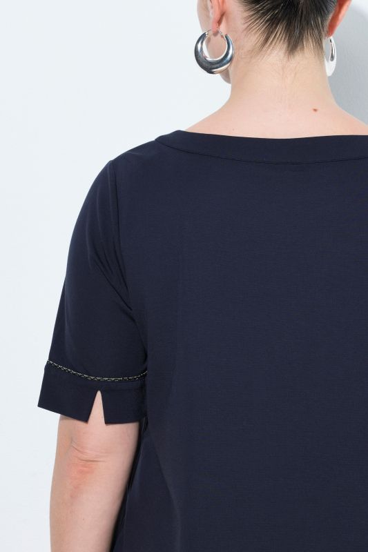 Тениска с мънистени акценти