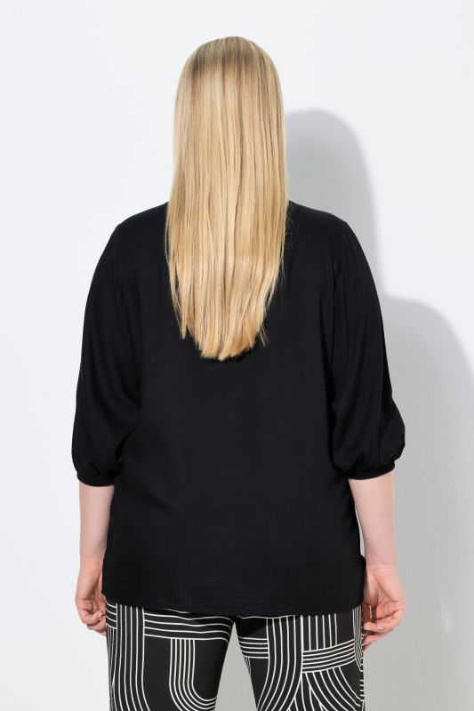 Блуза с плисиран акцент