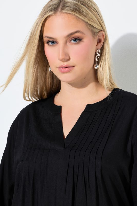 Блуза с плисиран акцент