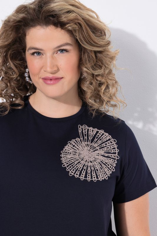 Тениска с бродерия на раковина