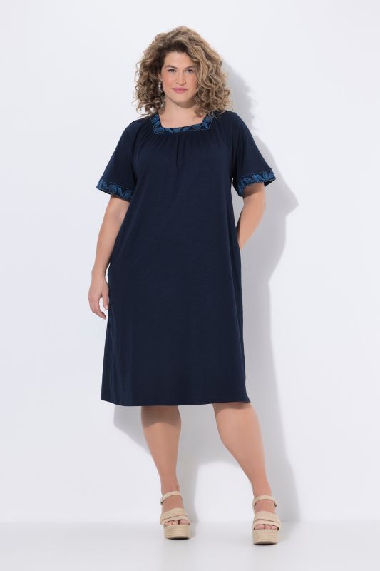 Рокля с морски акценти