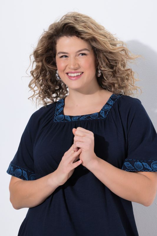 Рокля с морски акценти