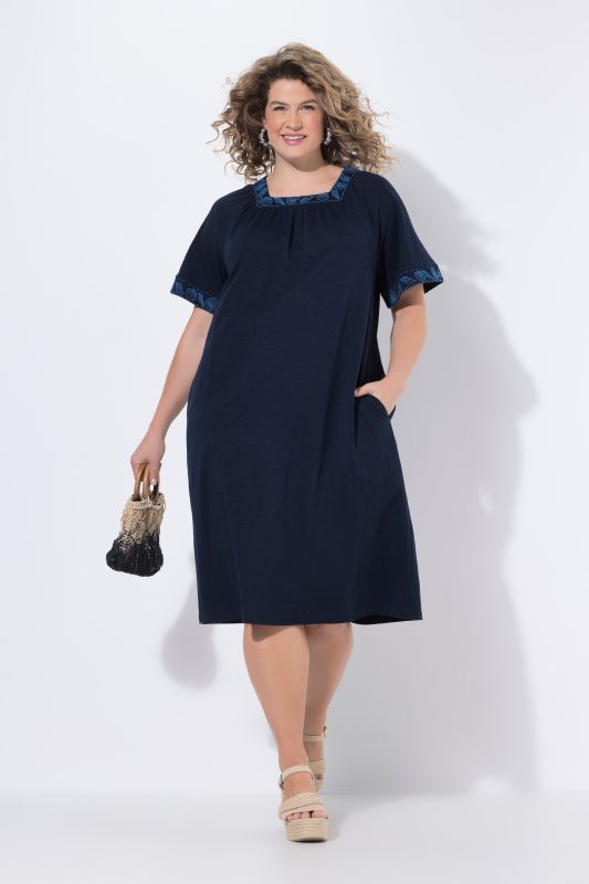 Рокля с морски акценти