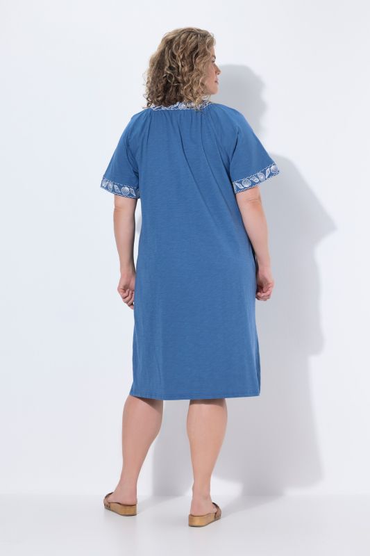 Рокля с морски акценти