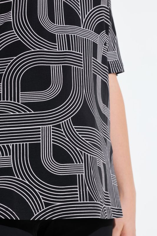 Тениска с геометричен мотив