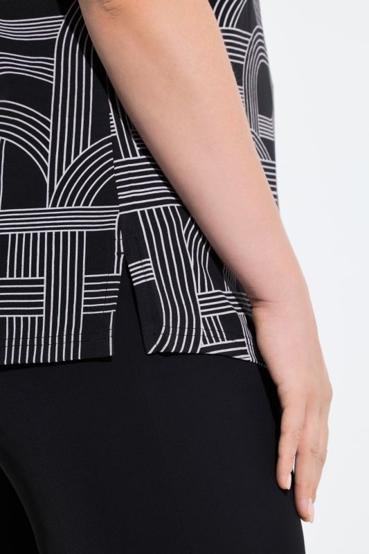 Тениска с геометричен мотив