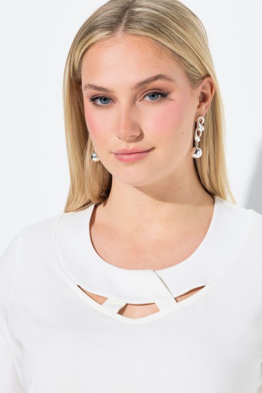 Тениска с изрязани акценти