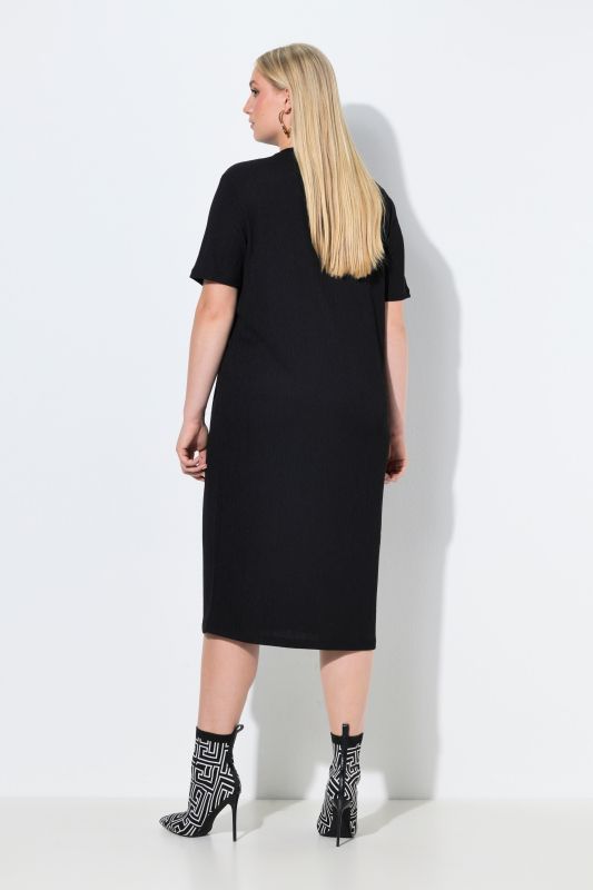 Рокля с кръгов детайл