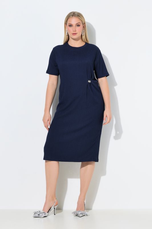 Рокля с кръгов детайл