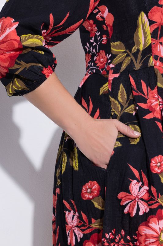 Рокля с флорален принт и копчета