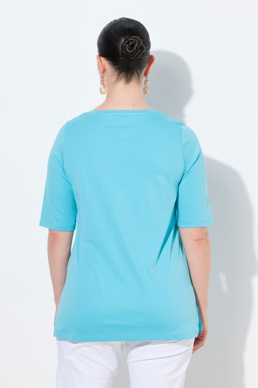 Блуза с камъчета на деколтето