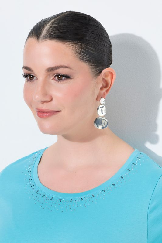 Блуза с камъчета на деколтето