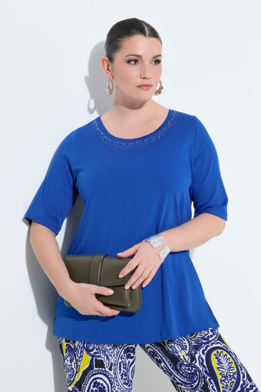 Блуза с камъчета на деколтето