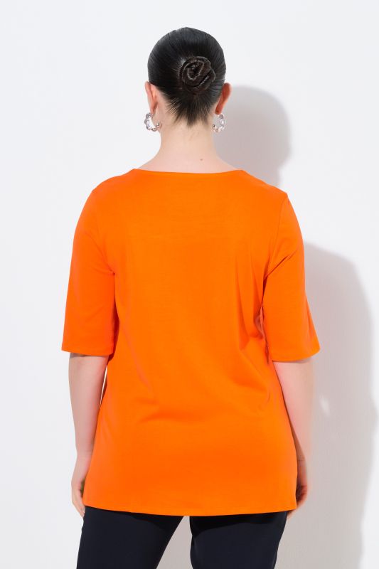 Тениска с квадратно деколте и бляскави акценти