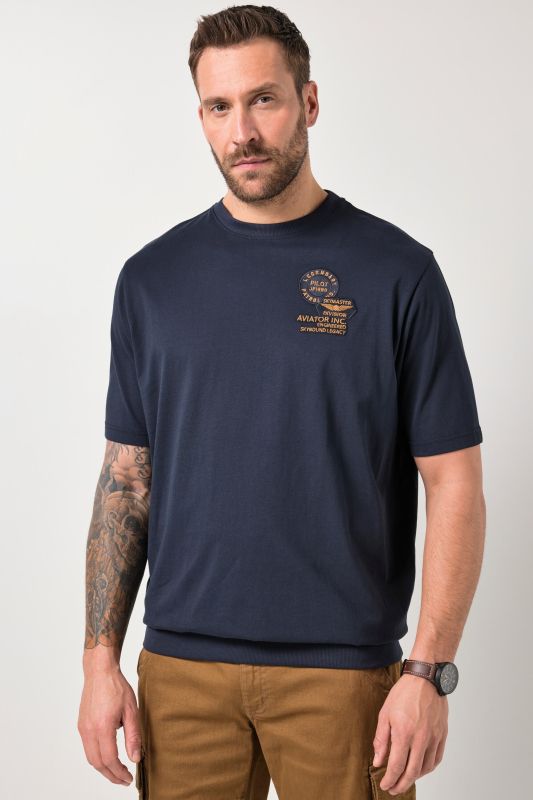 Тениска с лого на гърдите