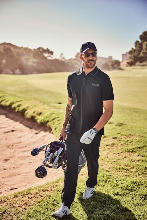 Тениска с яка и контрастни акценти