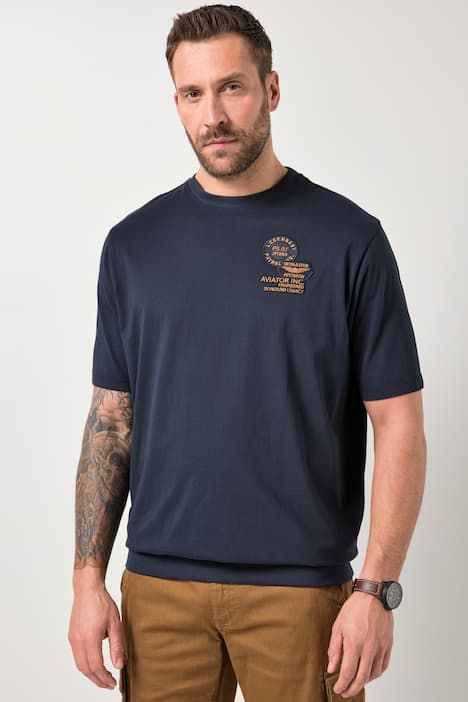 Тениска с лого на гърдите