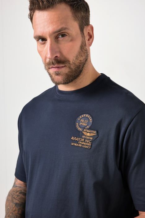 Тениска с лого на гърдите