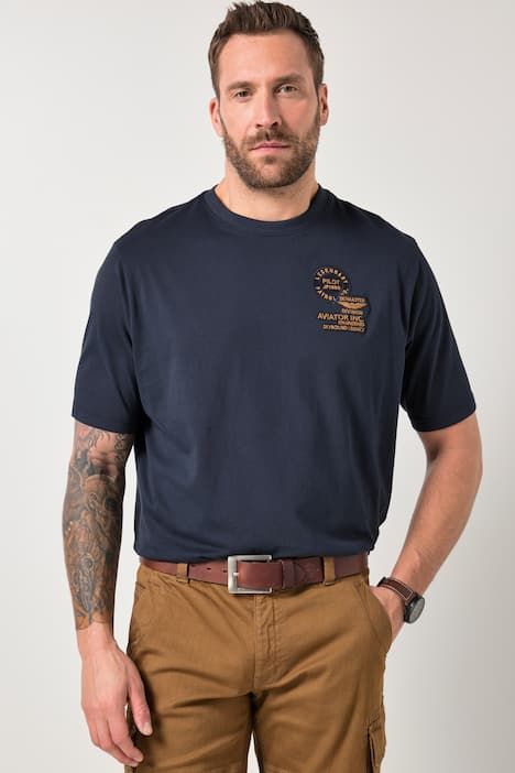 Тениска с лого на гърдите