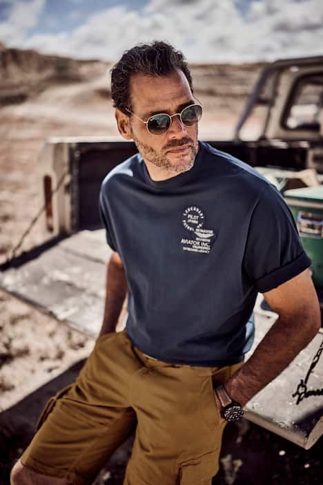 Тениска с лого на гърдите