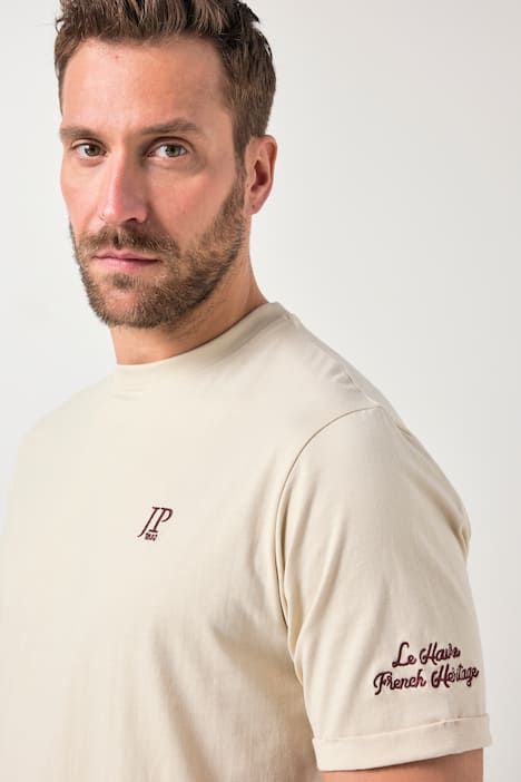 Тениска с бродерия на гърдите