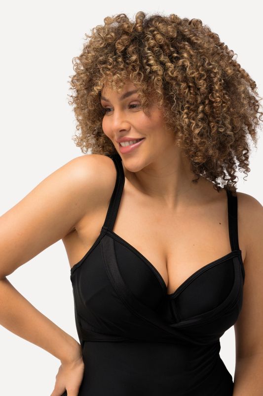 Бански с бляскав детайл