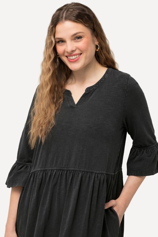 Рокля с разкроени детайли