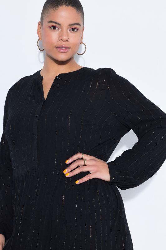 Рокля с бляскави райета и шифон