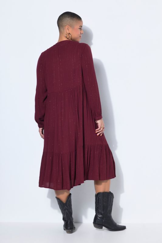 Рокля с бляскави райета и шифон