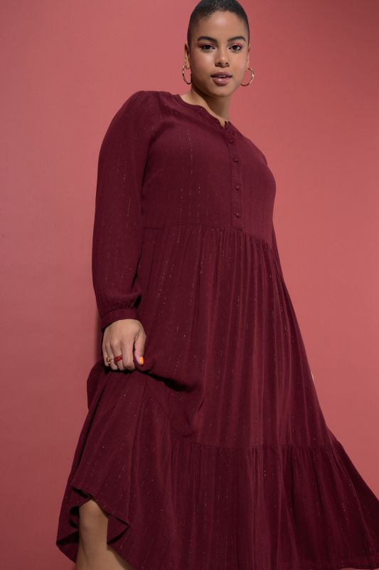 Рокля с бляскави райета и шифон