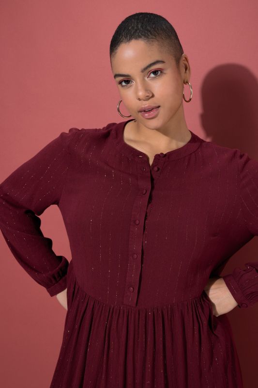 Рокля с бляскави райета и шифон