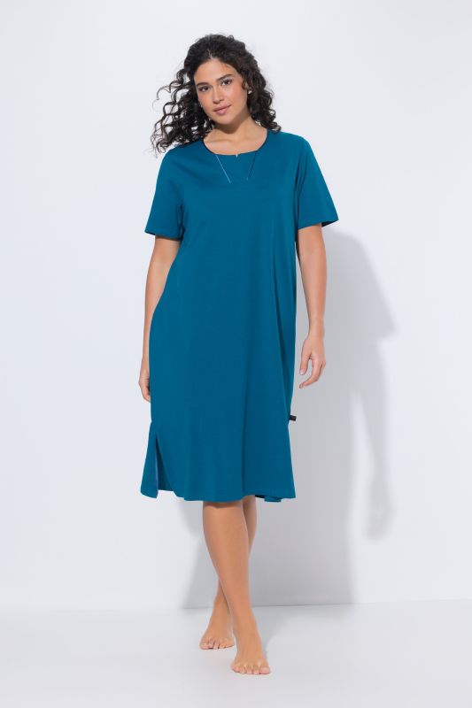 Рокля със сатенени акценти